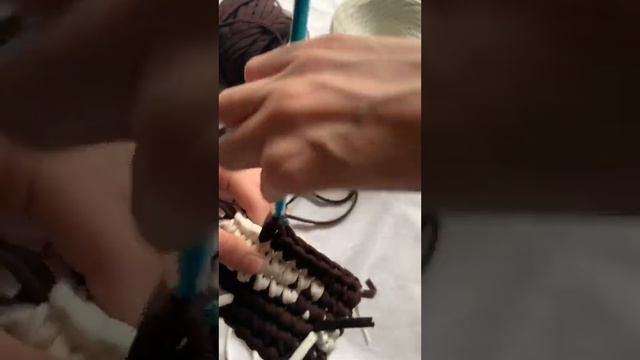 Как тебе? Пиши в комментарии #вязанаясумка #вязание #shorts смотреть онлайн