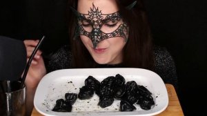 АСМР МУКБАНГ Черные ПЕЛЬМЕНИ *ЗВУКИ ЕДЫ*/ASMR MUKBANG BLACK FOOD EATING