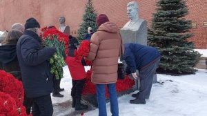 Две гвоздики для товарища Сталина в день рождения 145 годовщина
Люди сбросились по 2 гвоздики