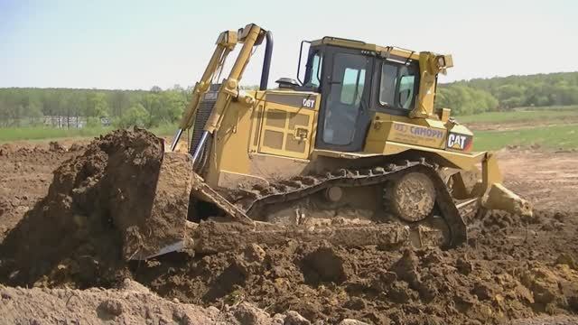 Бульдозер Cat D6T и самосвал Volvo A30E смотреть онлайн