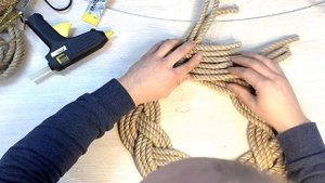 Плетём рождественский венок из джутового каната