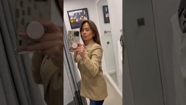 Женский жакет в карамельном цвете от бренда DKNY: Детальный обзор модели смотреть онлайн