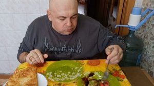 Мукбанг. Перловая каша со свининой, чебурек и помидоры с бальзамиком. О сериалах про Одессу и Ростов
