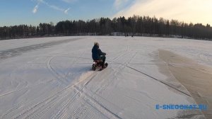 Электрический снегокат на озере