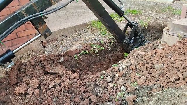 минипогрузчик экскаватор. Копаю в глубину