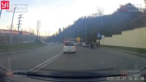 В Сочи пьяная женщина разлеглась на дороге