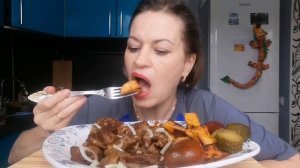 МУКБАНГ СВИНЫЕ РЁБРЫШКИ С МАРИНОВАННЫМ ЛУКОМ, КАРТОФЕЛЬ ПО-ДЕРЕВЕНСКИ, СОЛЕНЬЯ/MUKBANG ЕДА ОБЖОР