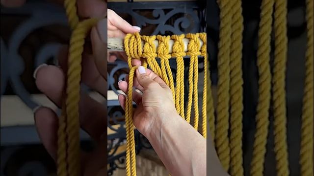 Еще один способ навешивания нитей. Бесплатные уроки по ссылке в профиле #macrame #макраме #мкмакраме