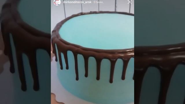 Шоколадные подтеки на торте