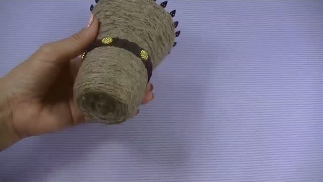 Ваза для цветов из пластиковой бутылки и джута .