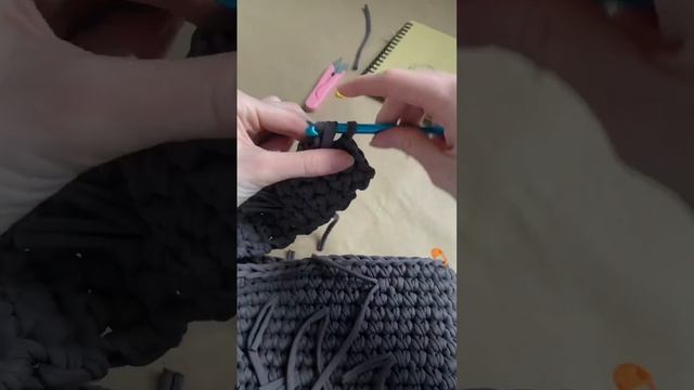 См. закрепленный комментарий➡️ #вязание #вязаниекрючком #вязанаясумка #вязальныйвлог смотреть онлайн