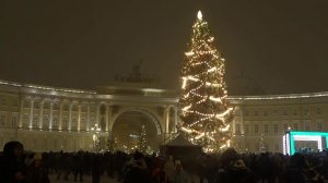 На Дворцовой площади зажгли огни на главной елке Петербурга