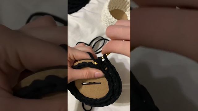 Тгк: Адель вяжет #crochet #вязанаякорзинка #вязаниекрючком #knitting #shorts смотреть онлайн