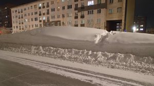 2024.12.21. Норильск. По улице Дзержинского, самые высокие в городе сугробы снега на газонах!?