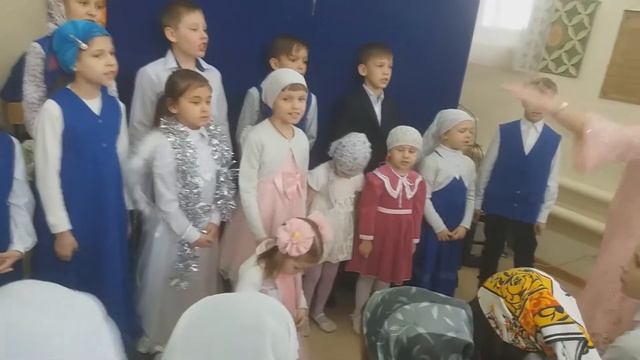 Колядка "Ангелы в небе высоком живут" в исполнении малышей. Рождество 2019