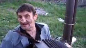 Дядя Толя поёт  песню.