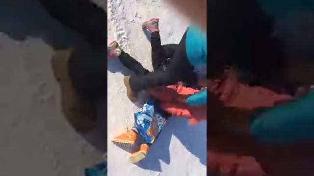 зимние прогулки +с детьми.прикольные видео #зима видео. смотреть онлайн