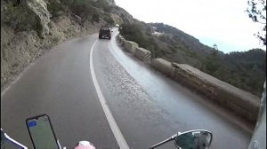 Гонки на скутере на серпантине.