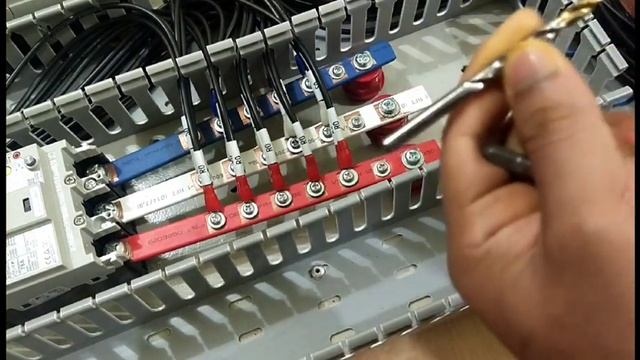 Cara memasang isolator listrik (Tab busbar holder isolator). How to instal busbar isolator. смотреть онлайн