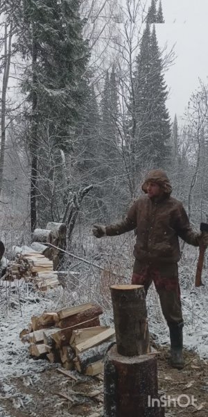 Живу в тайге один,колю дрова, топлю баню