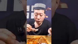 Китаец кушает голову курицы на камеру