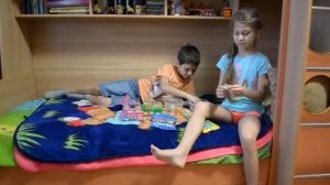 Настька и Ваня пробуют конфеты HARIBO