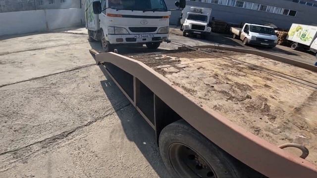 Эвакуаторщик без опыта. Перевозка Toyota Dyna фургон. смотреть онлайн