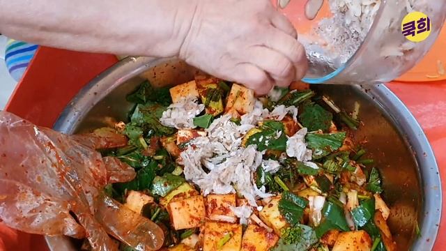 달큰한 가을무로 담근 매콤 아삭 시원한 깍두기 50년 내공 엄마의 손맛 김장김치 브이로그 깍두기에 이것을 넣으면 싱싱함이 오래가요👍