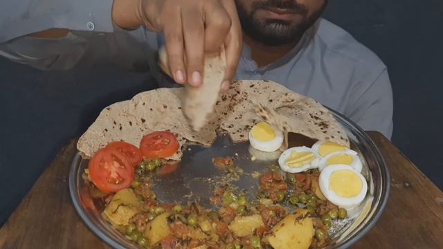 ASMR Eating Vegetables,(Potatoes, peas, carrots)Roti With Eggs || Eating Show || Farooq Awan смотреть онлайн
