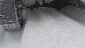 Проверка капканов на куницу. Дорогу почти замело. Едем на пониженной.