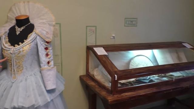 Дача Башенина в Сарапуле. Детская игровая площадка: дети играют и качаются на качелях.