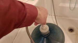 Как набирать воду в бутыль для зимней поилки.