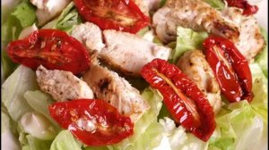 САЛАТ С ВЯЛЕНЫМИ ТОМАТАМИ И МОЦАРЕЛЛОЙ! ПОЛЕЗНО И ВКУСНО!