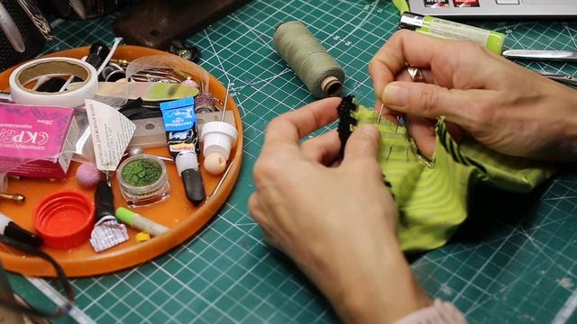 Одеваю куклу. Процесс