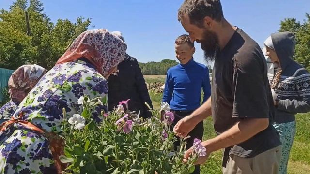 Мама Валя открыла придорожное кафе. Деревенский опыт. Выпечку и вкусняшки быстро раскупили и съели!