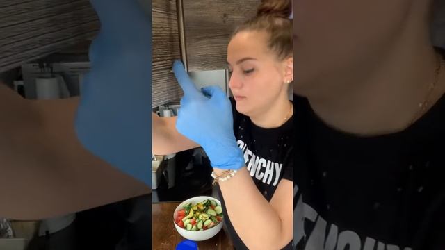 Салат, маринованный лук, Грибы. Последние приготовления