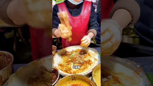 商丘夜市卷凉皮7元，老板不是我粉丝#科班吃货 #人间烟火气 #卷凉皮