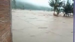 تسونامي من الفيضانات المهولة تجتاح إندونيسيا! الشواطئ والشوارع والمنازل تغرق!