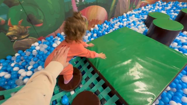 Маленькая девочка играет в игровой комнате ❤️🎄 смотреть онлайн