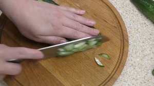 Салат свиные ушки с огурцом.