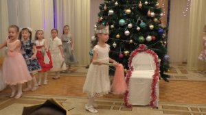 Снежная баба и дворник. Дети 5, 6 и 7 лет танцуют танец в детском саду.