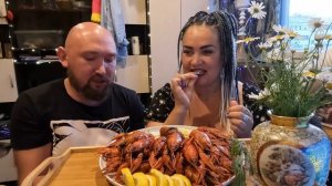 #mukbang #мукбанг  РАКИ ! Учим есть  раков Алину а она не учится