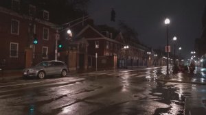 4K «Прогулка под дождем» Гарвардский университет ночью. Звуки города и дождя для сна.