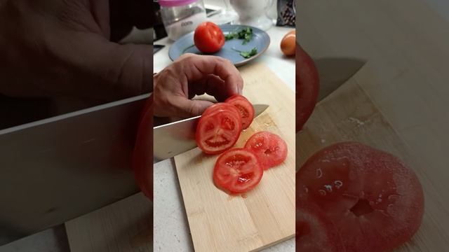 Яичница с беконом и томатами . Шакшука на Российский манер!