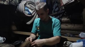 Снятие шкуры куницы в лесной избе