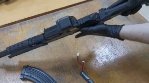 Аккумулятор TURNIGY вставляем в страйкбольный привод АК-типа