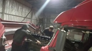 БЕЗ ГАРАНТИИ.(ТАКАЯ ДОГОВОРЕННОСТЬ) Замена на детройт 12.7. НА ВОЛЬВЕ VNL снятие мотора и установка