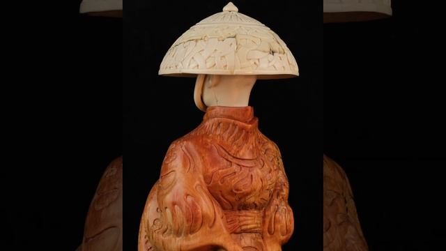 Монах в плетеной шляпе