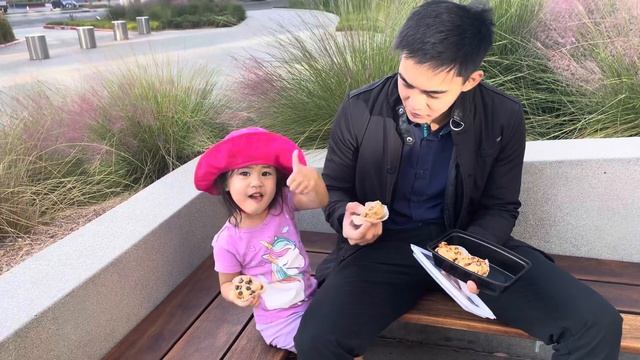 Banana muffin taste test.. смотреть онлайн