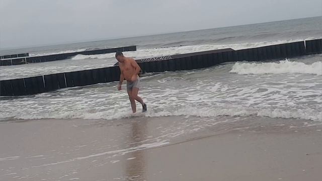 ❄️КАК НАЧАТЬ МОРЖЕВАНИЕ ? ЗАКАЛЯЕМСЯ В МОРЕ🌊 ВОДА 4°С 🌡️ НОВЫЕ МОРЖИ В НАШЕЙ ГРУППЕ💪